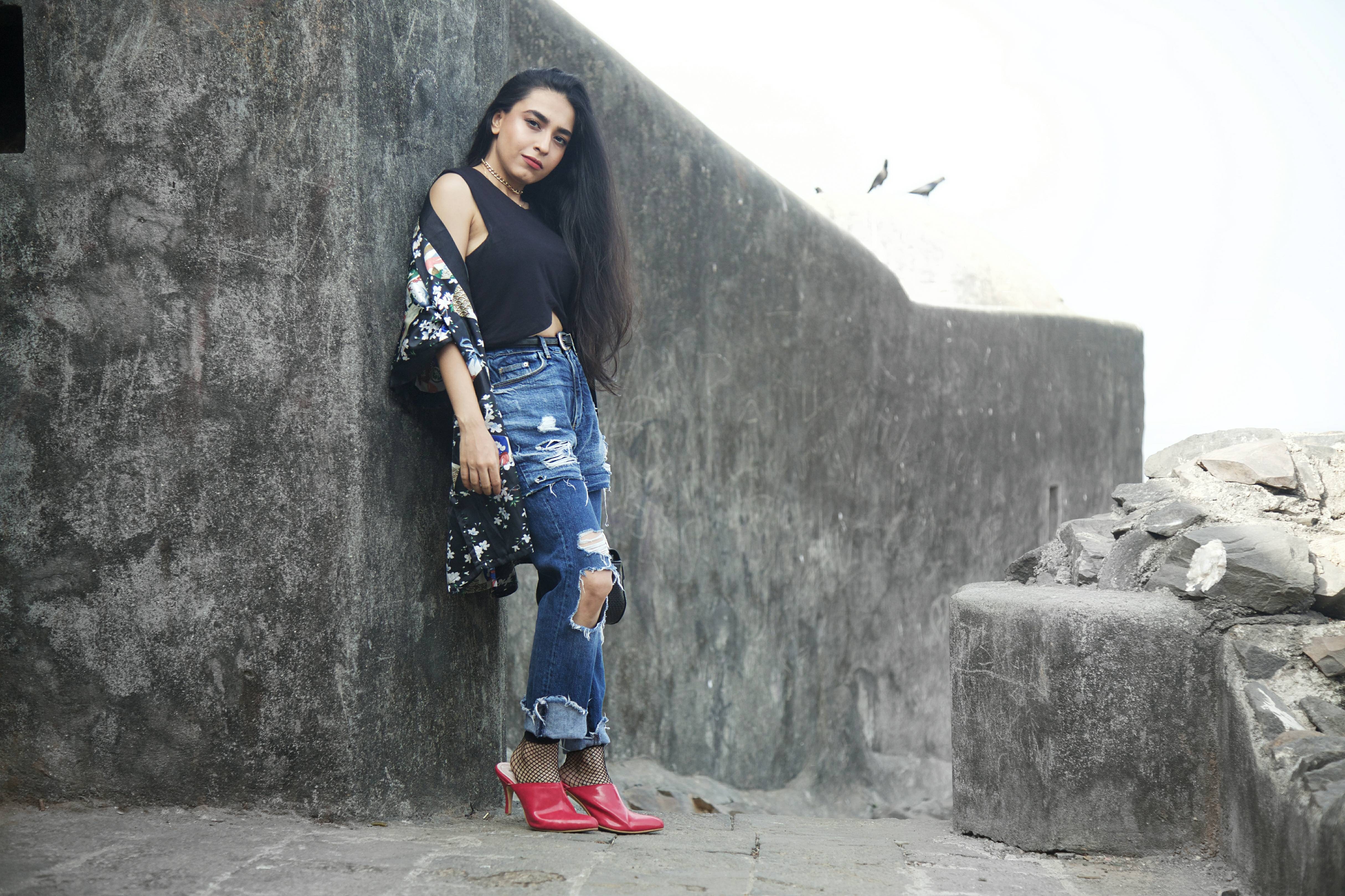 Dark florals, floral kimono, floral print, pink heels, pink mules, basic ootd, spring ootd, summer ootd, what i wore, who what wear, zara , ripped denims, fishnet