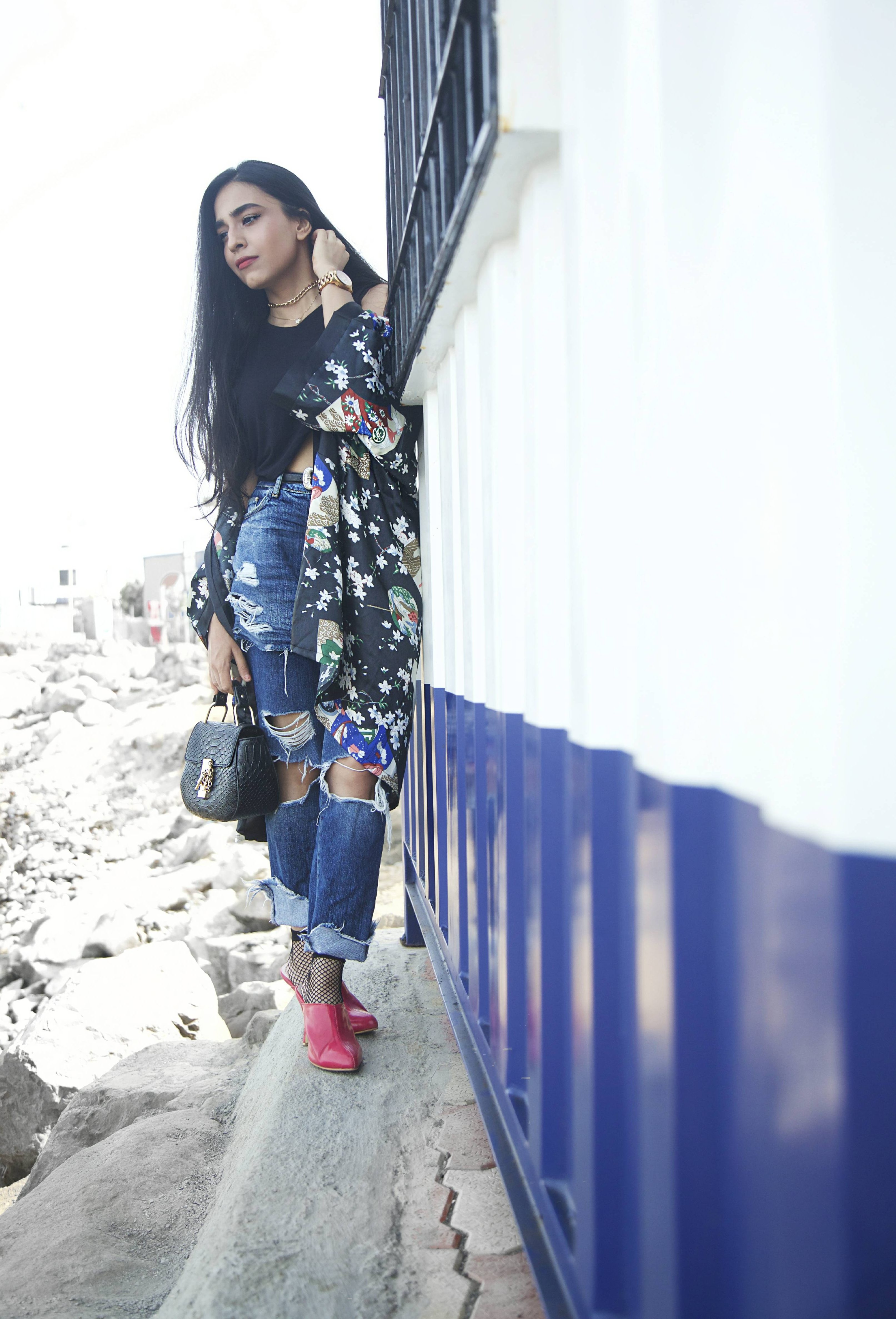 Dark florals, floral kimono, floral print, pink heels, pink mules, basic ootd, spring ootd, summer ootd, what i wore, who what wear, zara , ripped denims, fishnet